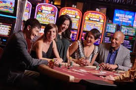 Pengguna sedang mengakses aplikasi bursa303 di ponsel mereka, memantau permainan live dealer